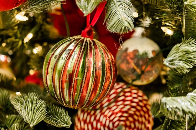Árvore de natal decorada véspera de natal decorações de natal ano novo foco seletivo fundo desfocado
