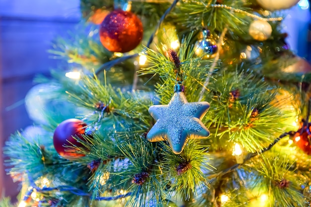 Árvore de Natal decorativa com enfeite de bola vermelha
