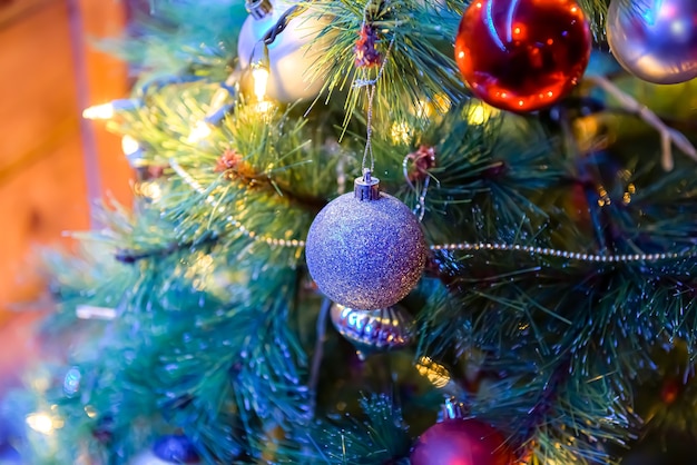 Árvore de Natal decorativa com enfeite de bola vermelha