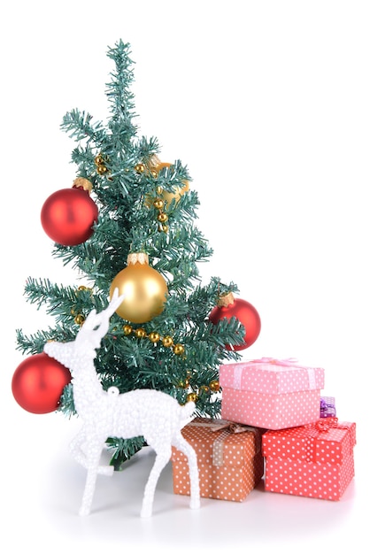 Árvore de Natal decorativa com presentes isolados no branco