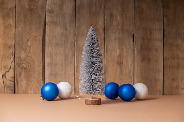 Árvore de Natal decorativa e decorações para árvores de Natal em fundo de madeira.