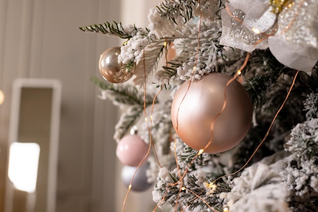 Árvore de Natal delicada branca e decorações de Natal bolas e fitas guirlanda e luzes Rosa pérola pérola cor pastelCartão de saudação de ano novo feliz Natal