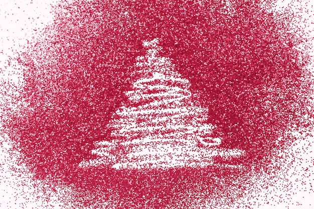 Árvore de natal desenhada a dedo em fundo de confete vermelho brilhante