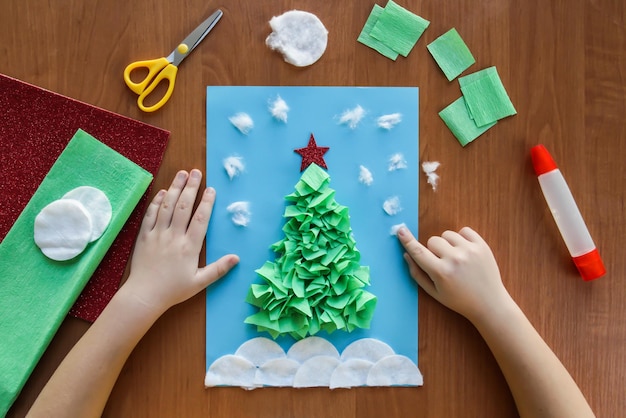 Árvore de natal diy artesanato fácil para criança cartão de inverno árvore de natal de papel amassado guardanapos de papel disco de algodão