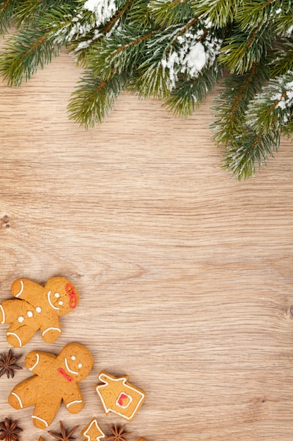 Árvore de Natal e biscoitos de gengibre na placa de madeira