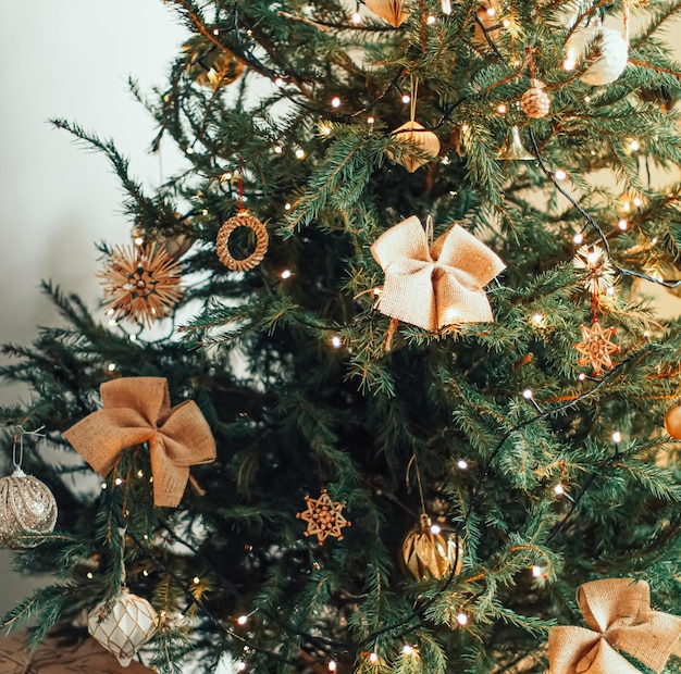 Árvore de Natal e brinquedos decorativos feitos à mão de conceito de decoração sustentável e enfeites feitos de ...