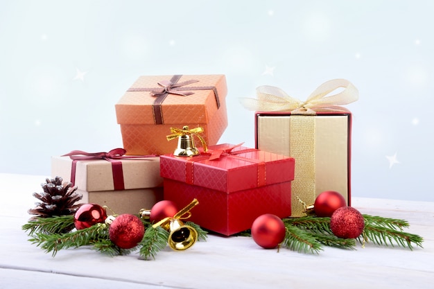 Árvore de Natal e cones, bolas coloridas de ano novo com fita e caixa de presente