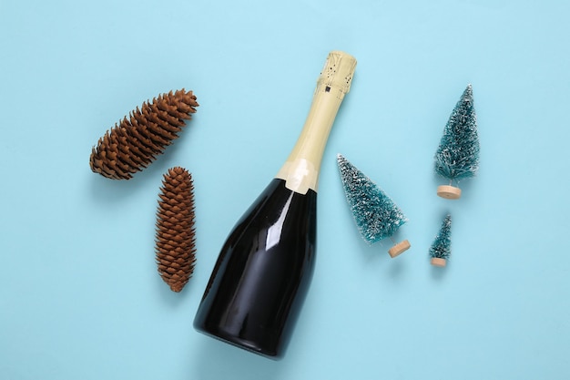 Árvore de natal e cones de garrafa de vinho em um fundo azul