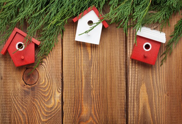 Árvore de Natal e decoração de casa de pássaros