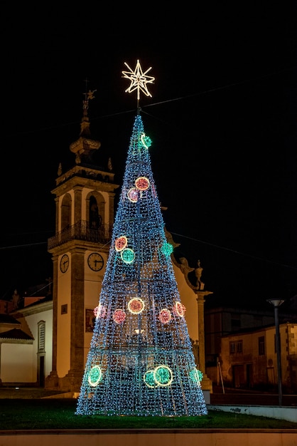 Árvore de Natal e igreja na vila de Seixas Portugal xD