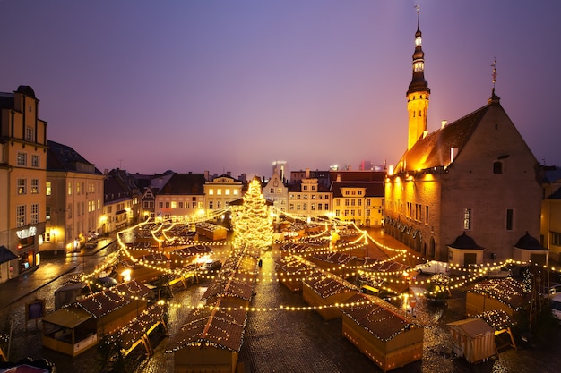 Árvore de Natal e Mercado de Natal na Praça da Câmara Municipal em Tallinn, Estônia. Vista aérea