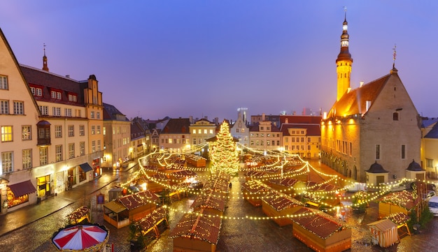 Árvore de Natal e Mercado de Natal na Praça da Câmara Municipal em Tallinn, Estônia. Vista aérea