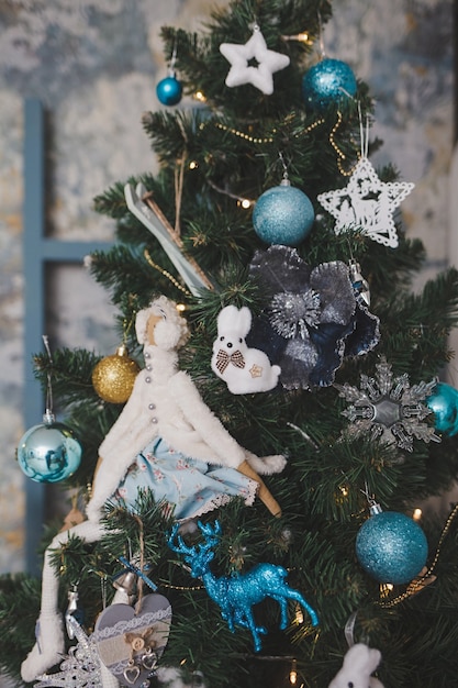 Árvore de Natal elegante na sala ano novo