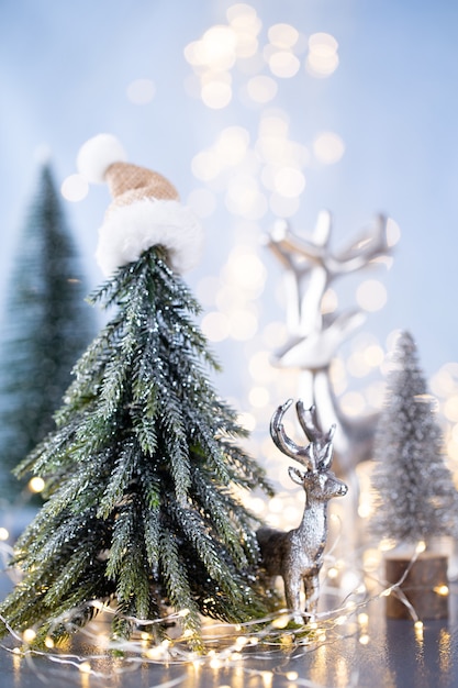 Árvore de natal em bokeh azul