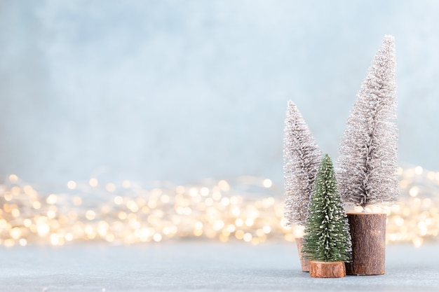 Árvore de Natal em bokeh de fundo. Conceito de celebração do feriado de Natal. Cartão de felicitações.