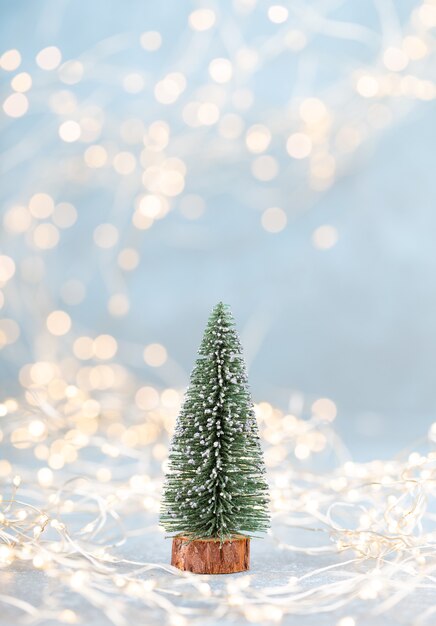 Árvore de Natal em bokeh de fundo. Conceito de celebração do feriado de Natal. Cartão de felicitações.