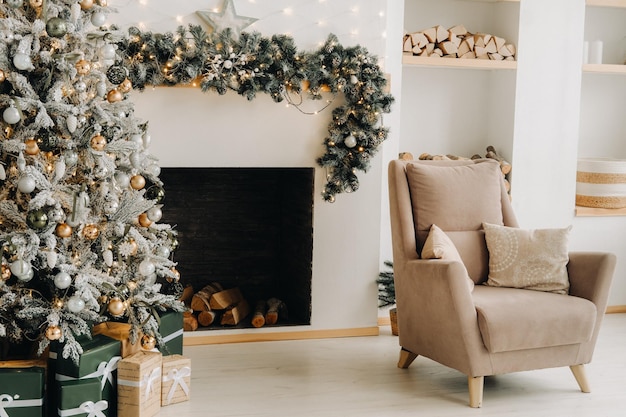 Árvore de natal em casa interior de natalzona de fotos de natal decorada