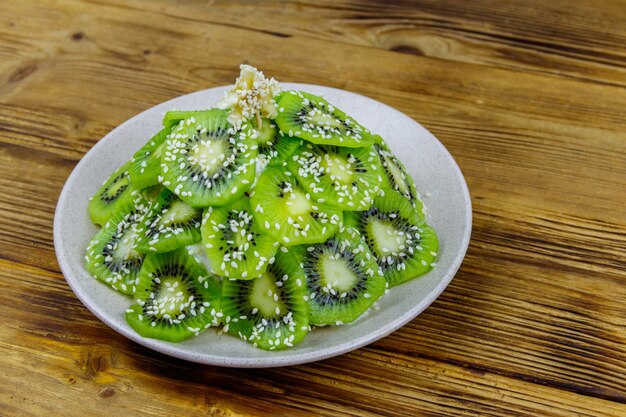 Árvore de Natal em forma de salada de frutas na mesa de madeira. Ideia criativa para sobremesas festivas de Natal e Ano Novo. Ideia divertida de comida para crianças