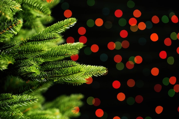 Árvore de Natal em fundo desfocado, cintilante e fada