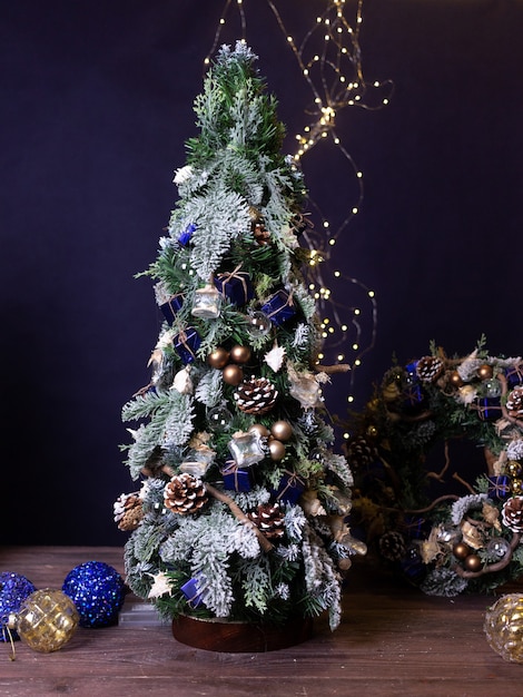 Árvore de natal em fundo escuro