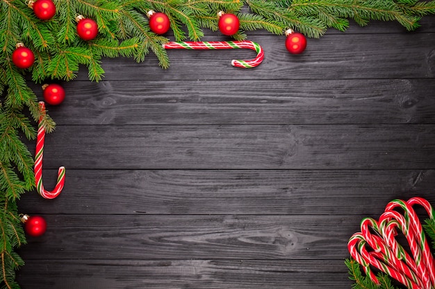 Árvore de Natal em fundo preto de madeira