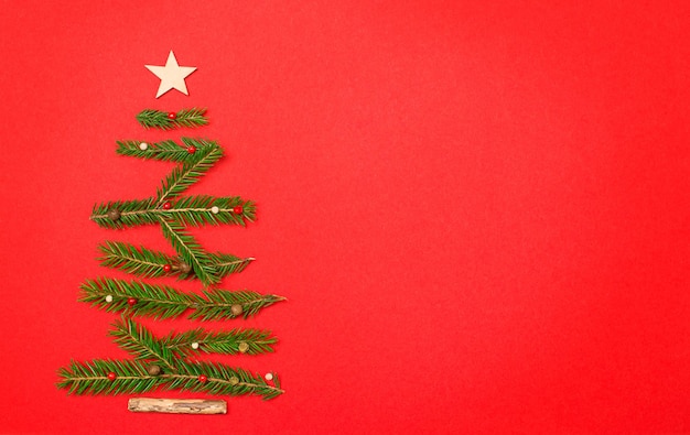 Árvore de Natal em fundo vermelho Conceito de Natal mínimo