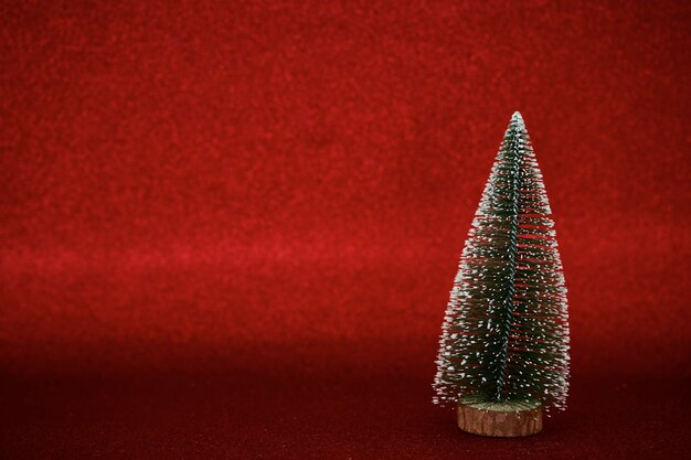Árvore de Natal em fundo vermelho copie o espaço para o texto do Idea