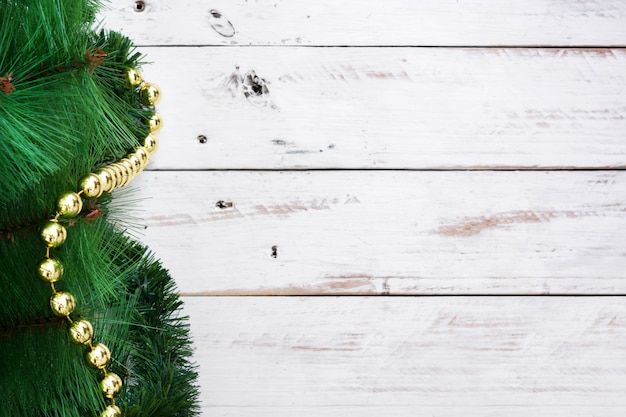 Árvore de Natal em madeira branca