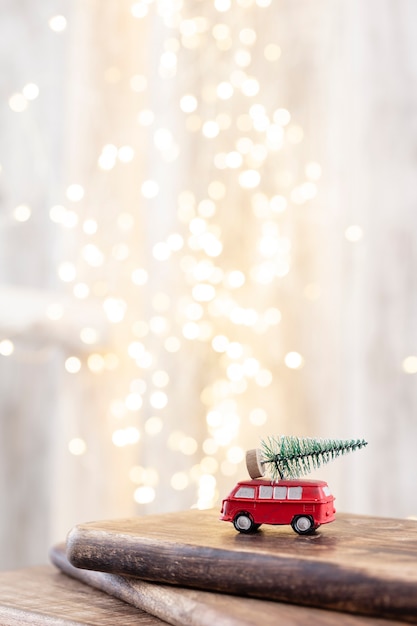 Árvore de Natal em madeira, fundo de bokeh. Conceito de celebração do feriado de Natal. Cartão de felicitações.