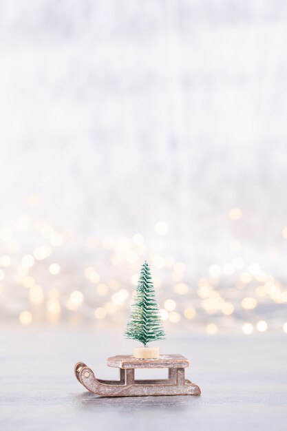 Árvore de Natal em prata, bokeh de fundo