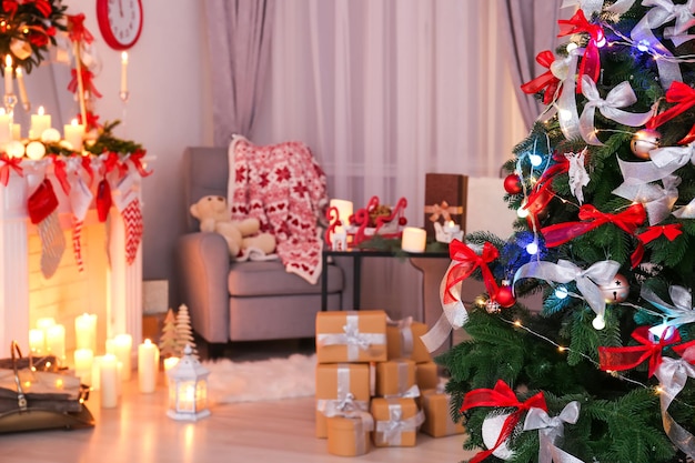 Árvore de natal em sala decorada