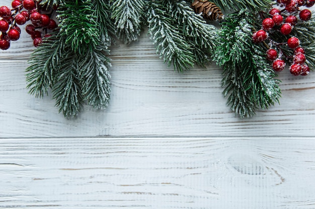 Árvore de Natal em um fundo branco de madeira