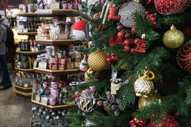 Árvore de Natal em uma loja festiva antes do ano novo. Bokeh.