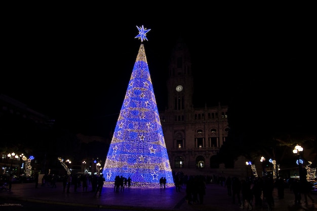 Árvore de Natal em uma praça da cidade no Porto Portugal