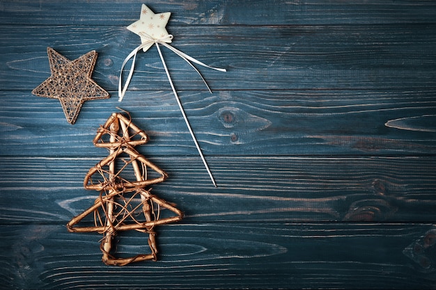 Árvore de Natal feita à mão e decoração no fundo da mesa de madeira