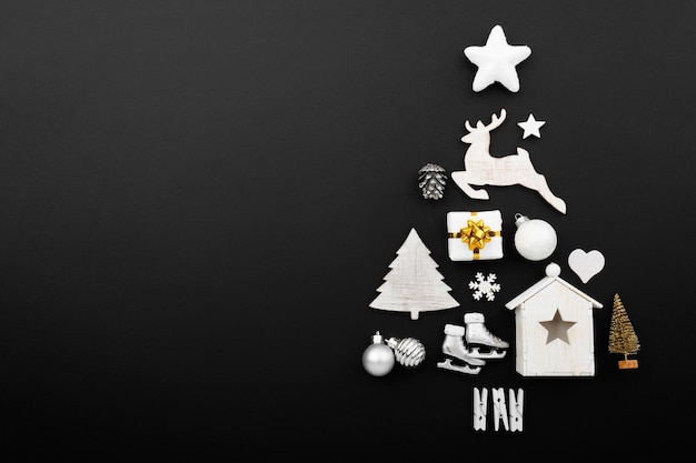 Árvore de Natal feita de decorações no espaço de cópia de fundo preto