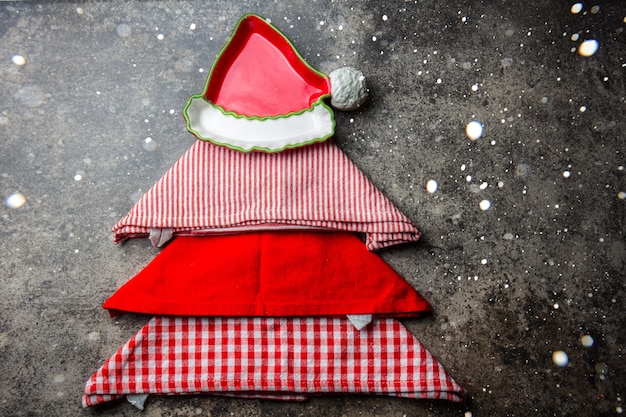 Árvore de Natal feita de guardanapos de cozinha e placa vermelha