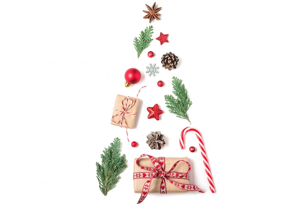 Árvore de Natal feita de ramos de abeto, decorações de inverno, doces e caixas de presente isoladas