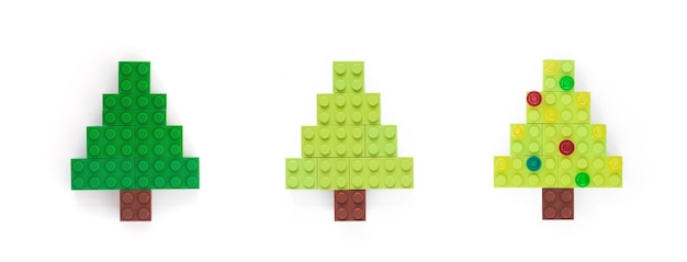 Árvore de Natal feita de tijolos de plástico