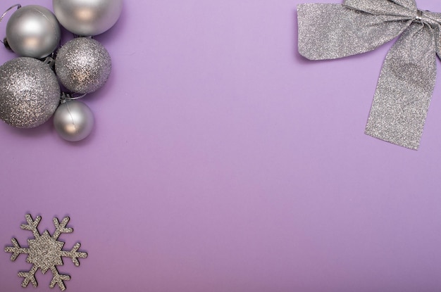 Árvore de natal flatlay de natal com pele azul e guirlanda de ano novo.