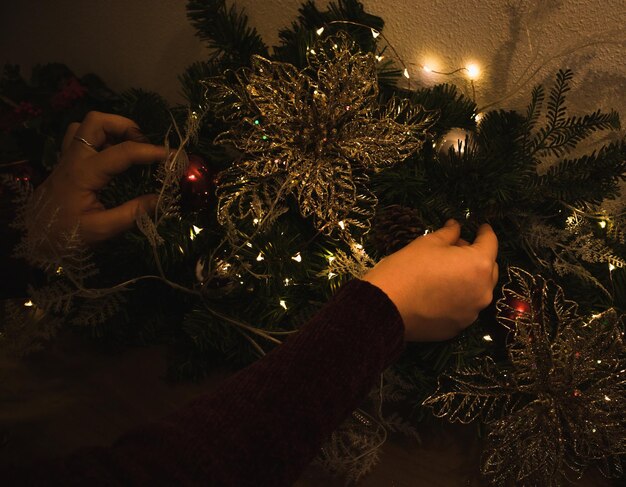 Árvore de Natal iluminada à noite