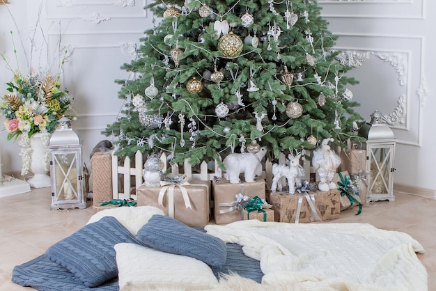 Árvore de Natal lindamente decorada com presentes