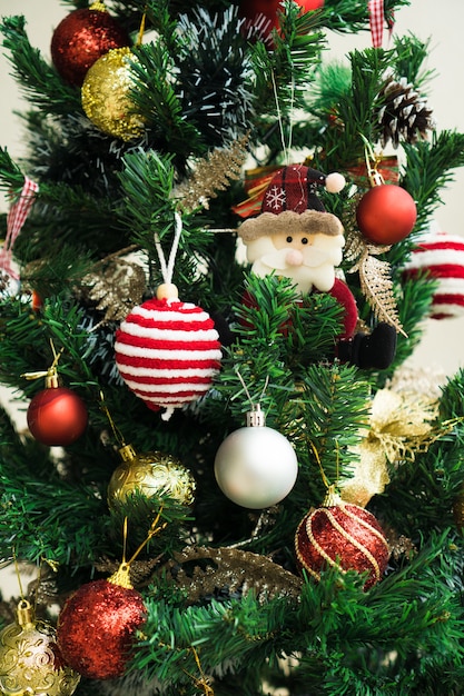 Árvore de natal montada com enfeites de Papai Noel e outros Foco seletivo