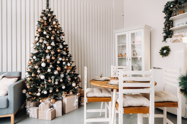Árvore de Natal na casa Interior de Natal na cozinha. Zona de fotos de Natal decorada