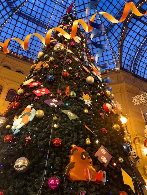 Árvore de Natal na GUM, loja de departamentos principal, decorada para comemoração de ano novo e Natal