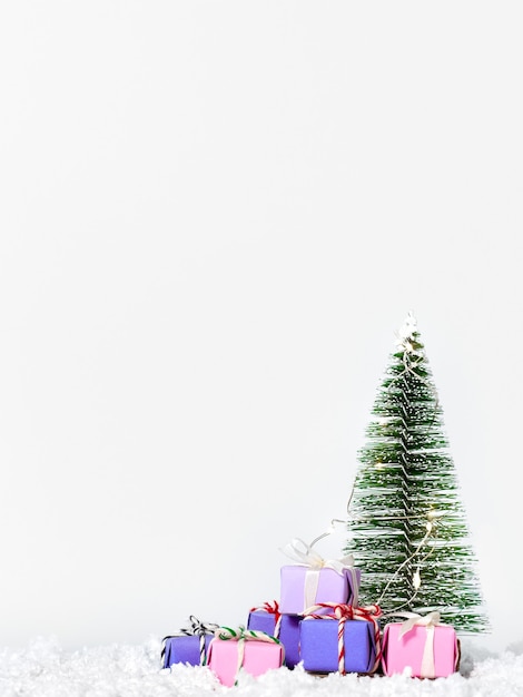 Árvore de natal na neve com lindos presentes