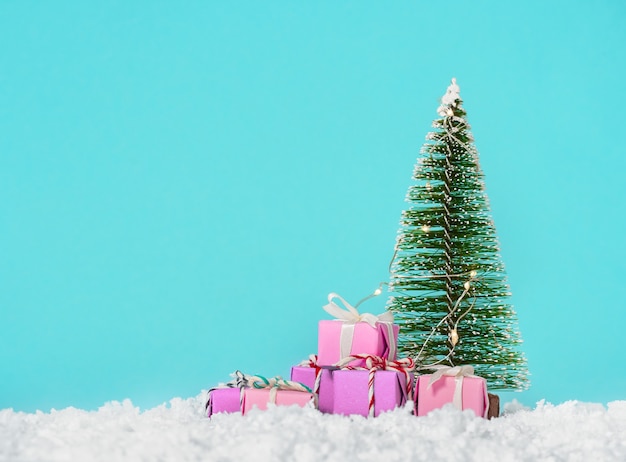 Árvore de natal na neve com lindos presentes