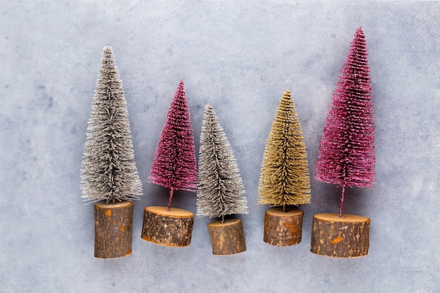 Árvore de Natal na superfície de cor pastel. Conceito mínimo de Natal ou ano novo.