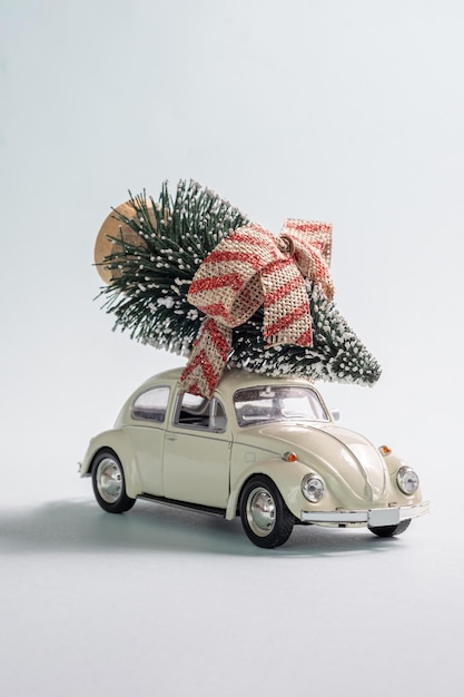 Árvore de natal no conceito de brinquedo de carro de celebração de natal