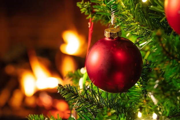 Árvore de Natal perto do fundo da lareira em chamas turva